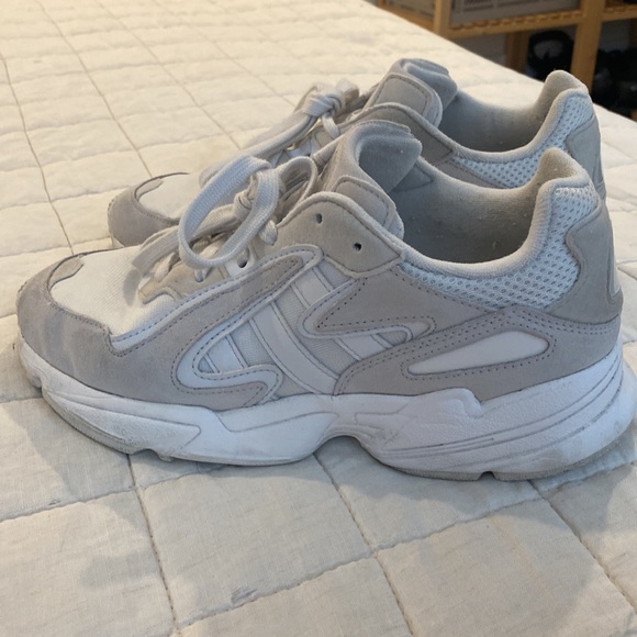 Aida’s white sneakers - Picture 6 of 6